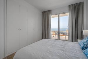 Postel nebo postele na pokoji v ubytování Amazing apartment with sea views and AC, PA06