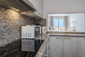 Kuchyň nebo kuchyňský kout v ubytování Amazing apartment with sea views and AC, PA06