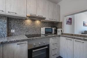 Kuchyň nebo kuchyňský kout v ubytování Amazing apartment with sea views and AC, PA06