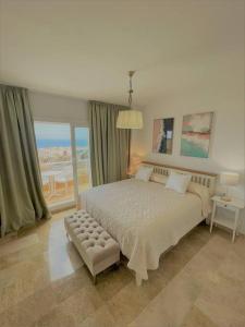 1 dormitorio con cama y vistas al océano en Charming Duplex, Fantastic view, AC, Parking! PA01, en Puerto de Santiago