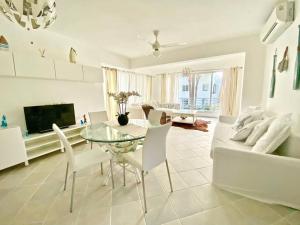 Μια τηλεόραση ή/και κέντρο ψυχαγωγίας στο Beautiful Apt Dominicus Bayahibe, Walk To Beach!