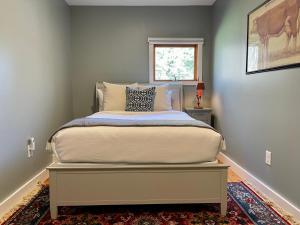 En eller flere senger på et rom på Catskill home with King bed, indoor hot tub and BBQ near Woodstock and skiing