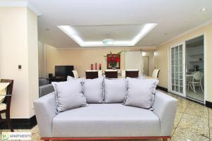 un sofá en una habitación con sala de estar en Apartamento espaçoso e luxuoso em Copacabana, en Río de Janeiro