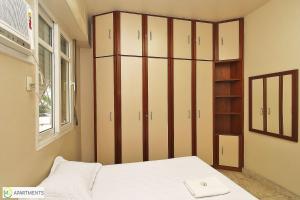 A bed or beds in a room at Apartamento espaçoso e luxuoso em Copacabana