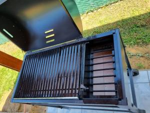 a black grill sitting on top of a table at ITURANCH in Ituzaingó