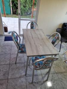 伊圖薩因戈的住宿－ITURANCH，一张木桌、两把椅子、一张桌子和一张桌子