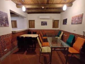 una sala da pranzo con tavoli e sedie di Kinmen Courtyard a Jincheng