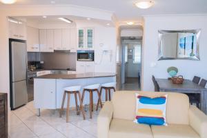 Una cocina y una sala de estar con un sofá y una mesa. en Surfers Horizons, en Gold Coast 40 fotos más