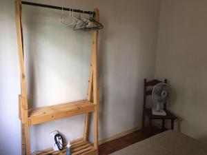 Litera de madera en habitación con ventilador en Apartamento em Ipanema 1 quarto, prox ao Arpoador - Disponível para o feriado de Corpus Christi, en Río de Janeiro