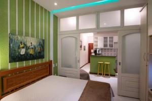 1 dormitorio con paredes de rayas verdes y blancas y 1 cama en Copacabana,1 quarto vista-mar e Cristo Redentor, en Río de Janeiro