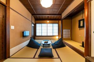 una sala de meditación con almohadas azules y una mesa en Saik, en Kanazawa