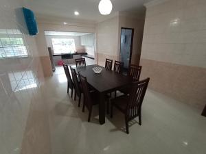 Photo de la galerie de l'établissement Sunny Homestay Kuching - LANDED 14 PAX, à Kuching