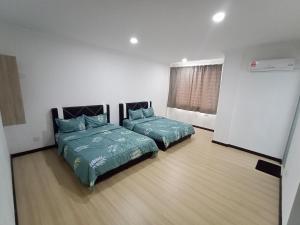 een slaapkamer met 2 bedden en een raam erin bij Sunny Homestay Kuching - LANDED 14 PAX in Kuching