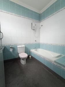 Et badeværelse på Sunny Homestay Kuching - LANDED 14 PAX