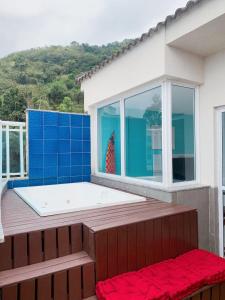 una vasca idromassaggio sul balcone di una casa di Apartamento Cobertura Porto Real Suites a Mangaratiba