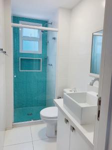 e bagno con doccia, servizi igienici e lavandino. di Apartamento Cobertura Porto Real Suites a Mangaratiba