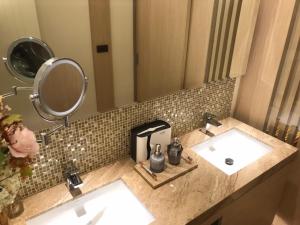a bathroom with two sinks and a mirror at 菓菓輕旅 in Puli
