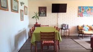 comedor con mesa verde y sillas en Departamento La Serena 104, en La Serena 31 fotos más