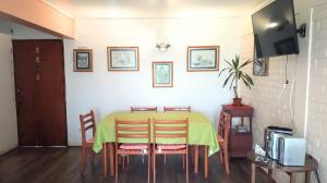 a dining room with a table and chairs at Departamento La Serena 104 in La Serena