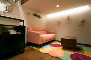 ein Wohnzimmer mit einem Stuhl und einem Teppich in der Unterkunft MoonlightVilla 河口湖大橋 in Fujikawaguchiko