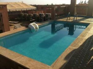 馬拉喀什的住宿－Appartment Jnane Atlas，大楼内的一个蓝色海水大型游泳池