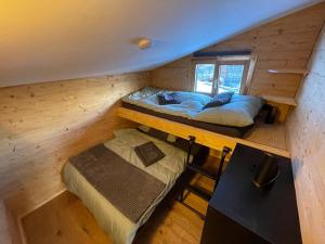 Ein Bett oder Betten in einem Zimmer der Unterkunft Chalet TALBLICK - two apartments, romantic groundfloor, luxurious penthouse!