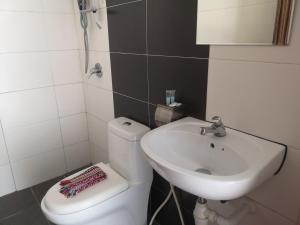 A bathroom at AMBASSADOR LABUAN VIEW HOTEL