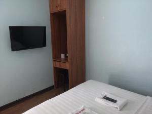 TV a/nebo společenská místnost v ubytování AMBASSADOR LABUAN VIEW HOTEL