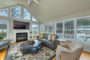Гостиная зона в NEWLY Renovated near Asheville! HOT TUB and seasonal POOL!