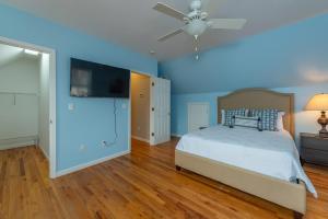 Кровать или кровати в номере NEWLY Renovated near Asheville! HOT TUB and seasonal POOL! +27 фотографий
