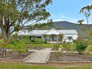 una casa con giardino di fronte di La Sila Homestead on Marrowbone a Mount View