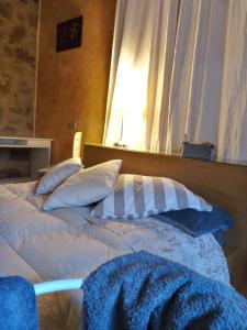 Montalbo的住宿－Casa Morelli，一间卧室配有两张带枕头的床和窗户。
