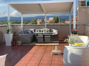 een terras met een tafel en stoelen op een dak bij La azotea in Cambrils