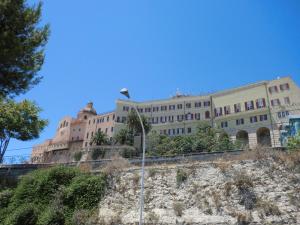 カリアリにあるCagliari Centroの高台の大きな建物