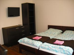 Tempat tidur dalam kamar di Pokoje w Apartamencie Danuta