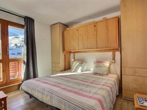 Appartement La Plagne, 3 pièces, 8 personnes - FR-1-455-75にあるベッド