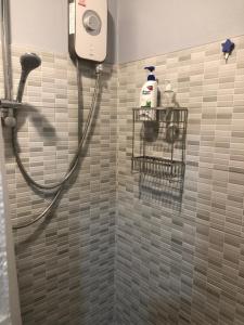 清迈188 Teak House บ้านต้นสัก的浴室设有淋浴和米色瓷砖墙。