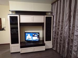 a tv sitting in a entertainment center in a room at 2к. Апартаменты НСК,на ул. Блюхера 6 in Novosibirsk