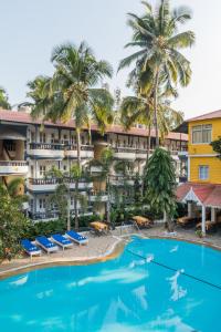 einen Luftblick auf das Resort mit einem Pool und Palmen in der Unterkunft Santiago Beach Resort in Baga