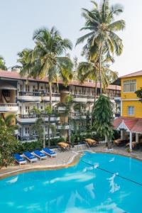 una vista aérea del complejo con piscina y palmeras en Santiago Beach Resort, en Baga