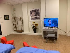 a room with a desk with a computer on it at Yataku 雅德背包客舍 in Puli