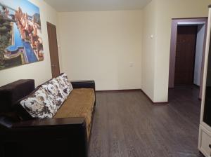 uma sala de estar com um sofá e uma pintura na parede em 2к. Апартаменты НСК,на ул. Блюхера 6 em Novosibirsk