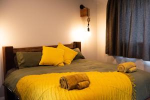 Ένα ή περισσότερα κρεβάτια σε δωμάτιο στο The Salty Bushman B&B