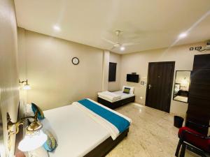 una camera d'albergo con letto e scrivania di Hotel Aiwan-e-Shahi a Nuova Delhi