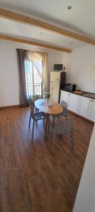 salon ze stołem i krzesłami oraz kuchnię w obiekcie Interno12 w mieście Palermo +24 zdjęcia