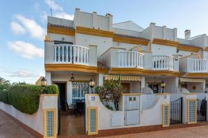 Balkón nebo terasa v ubytování Pool-side townhouse in Cabo Roig
