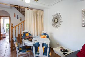 - une salle à manger avec une table et des chaises dans l'établissement Pool-side townhouse in Cabo Roig, à Orihuela