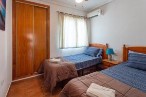 Katil atau katil-katil dalam bilik di Pool-side townhouse in Cabo Roig
