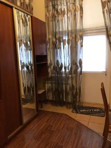ein Zimmer mit einem Haufen Utensilien an der Wand in der Unterkunft Apartments on Shevchenko avenue in Lwiw