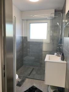uma casa de banho com um chuveiro e um lavatório. em Ruhrpott-Liebe em Bottrop